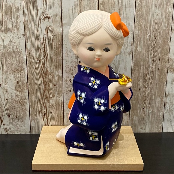 Hakata Geisha Doll Kneeling with Origami Figurine - Picture 3 of 13